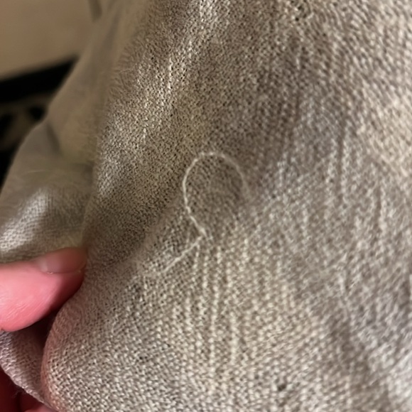 Vineyard Vines 100% merino wool lightweight checked fringed scarf - Picture 3 of 5